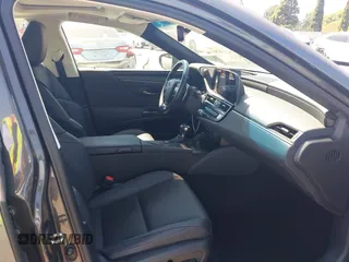 2022 Lexus ES 350 z VIN 58ADZ1B1XNU121500, wystawiony jako IAAI lot #42238205 z przebiegiem 20 330 mil mil oraz . Historia ofert i sprzedaży dostępna na DreamBid. Obrazek 5.