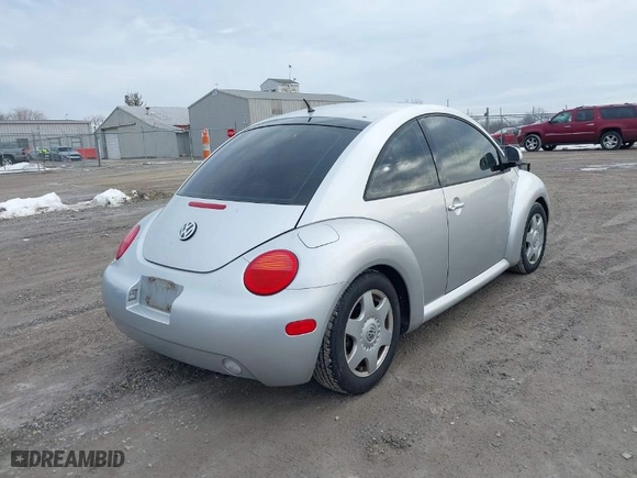 2000 Volkswagen New Beetle GLX with VIN 3VWDD21C4YM426323, listed as a IAAI auction lot 41604949 with 146,556 mi miles. Bid and sale history available at carsss.com. Image 4.