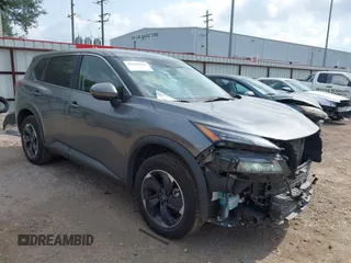 2024 Nissan Rogue SV z VIN 5N1BT3BA2RC684385, wystawiony jako IAAI lot #42169316 z przebiegiem 26 635 mil mil oraz . Historia ofert i sprzedaży dostępna na DreamBid. Obrazek 1.