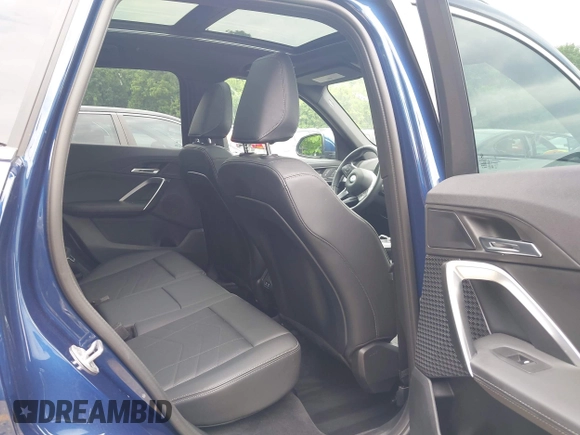 2025 BMW X1 xDrive28i z VIN WBX73EF07S5228273, wystawiony jako IAAI lot #42436863 z przebiegiem 6 845 mil mil oraz . Historia ofert i sprzedaży dostępna na DreamBid. Obrazek 8.