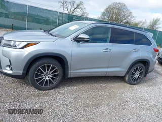 2018 Toyota Highlander SE z VIN 5TDJZRFHXJS800427, wystawiony jako IAAI lot #41902639 z przebiegiem 88 140 mil mil oraz . Historia ofert i sprzedaży dostępna na DreamBid. Obrazek 14.