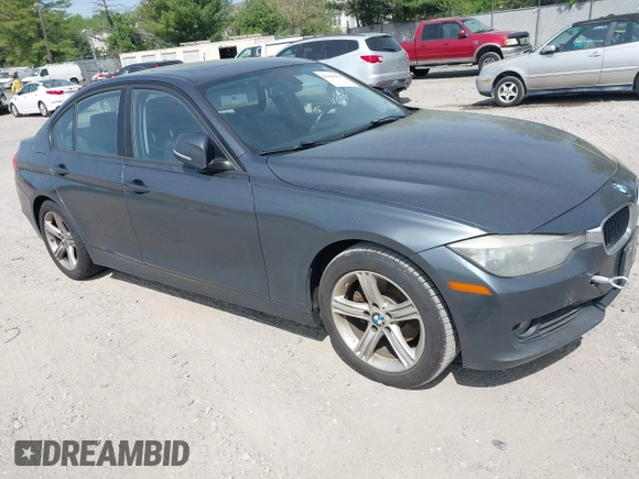 2013 BMW 3 Series 320i xDrive z VIN WBA3C3C5XDF979586, wystawiony jako IAAI lot #42186955 z przebiegiem 153 997 mil mil oraz . Historia ofert i sprzedaży dostępna na DreamBid. Obrazek 1.