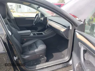 2022 Tesla Model Y Performance z VIN 7SAYGDEF5NF546680, wystawiony jako IAAI lot #42229359 z przebiegiem 55 597 mil mil oraz . Historia ofert i sprzedaży dostępna na DreamBid. Obrazek 5.