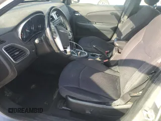2013 Chrysler 200 Touring z VIN 1C3CCBBG7DN723383, wystawiony jako Copart lot #53302135 z przebiegiem 139 637 mil mil oraz Szkoda całkowita • Salvage title. Historia ofert i sprzedaży dostępna na DreamBid. Obrazek 7.