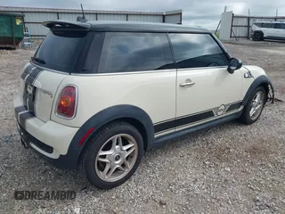 2008 MINI Hardtop S z VIN WMWMF73538TT89353, wystawiony jako IAAI lot #42647235 z przebiegiem 145 321 mil mil oraz . Historia ofert i sprzedaży dostępna na DreamBid. Obrazek 4.