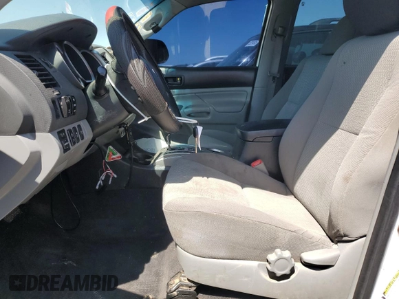 2013 Toyota Tacoma z VIN 3TMMU4FNXDM050603, wystawiony jako Copart lot #57648055 z przebiegiem 224 773 mil mil oraz Czysty tytuł • Clean title. Historia ofert i sprzedaży dostępna na DreamBid. Obrazek 7.