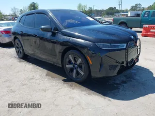 2024 BMW iX M60 z VIN WB533CF06RCN40621, wystawiony jako IAAI lot #42005612 z przebiegiem 11 051 mil mil oraz . Historia ofert i sprzedaży dostępna na DreamBid. Obrazek 1.