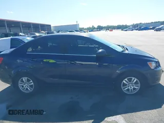 2015 Chevrolet Sonic LT z VIN 1G1JC5SB5F4177676, wystawiony jako IAAI lot #42230662 z przebiegiem 155 884 mil mil oraz . Historia ofert i sprzedaży dostępna na DreamBid. Obrazek 13.