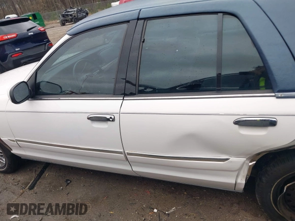 1999 Mercury Grand Marquis GS z VIN 2MEFM74W9XX622371, wystawiony jako IAAI lot #41721054 z przebiegiem 131 724 mil mil oraz . Historia ofert i sprzedaży dostępna na DreamBid. Obrazek 14.