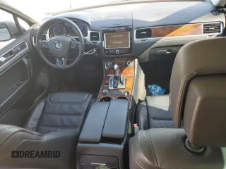 2014 Volkswagen Touareg Lux with VIN WVGEF9BP1ED012267, listed as a Copart auction lot 58924055 with 81,009 mi miles and Salvage title. Bid and sale history available at DreamBid. Image 8.