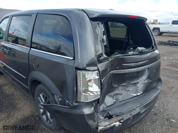 2015 Chrysler Town & Country S with VIN 2C4RC1HG4FR731468, listed as a IAAI auction lot 41902974 with 132,784 mi miles. Bid and sale history available at carsss.com. Image 6.