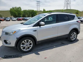 2018 Ford Escape SE z VIN 1FMCU9GD2JUA31948, wystawiony jako Copart lot #59535645 z przebiegiem 95 854 mil mil oraz Czysty tytuł • Clean title. Historia ofert i sprzedaży dostępna na DreamBid. Obrazek 1.