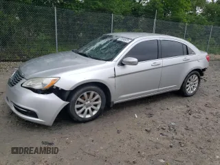 2011 Chrysler 200 Touring z VIN 1C3BC1FB5BN514208, wystawiony jako Copart lot #57990975 z przebiegiem 204 577 mil mil oraz Szkoda całkowita • Salvage title. Historia ofert i sprzedaży dostępna na DreamBid. Obrazek 1.