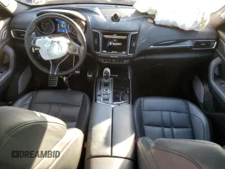 2018 Maserati Levante GranSport z VIN ZN661XUS2JX302411, wystawiony jako Copart lot #79459504 z przebiegiem 83 989 mil mil oraz Czysty tytuł • Clean title. Historia ofert i sprzedaży dostępna na DreamBid. Obrazek 8.