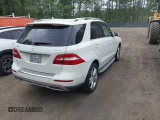 2012 Mercedes-Benz M ML 350 with VIN 4JGDA5HB1CA063846, listed as a IAAI auction lot 42032560 with 175,946 mi miles. Bid and sale history available at carsss.com. Image 4.