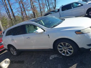 2014 Lincoln MKT EcoBoost z VIN 2LMHJ5ATXEBL53521, wystawiony jako IAAI lot #41581330 z przebiegiem 302 604 mil mil oraz . Historia ofert i sprzedaży dostępna na DreamBid. Obrazek 13.