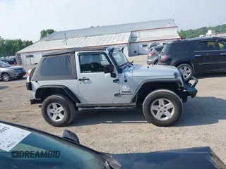 2012 Jeep Wrangler Sport z VIN 1C4AJWAG9CL255278, wystawiony jako IAAI lot #42469091 z przebiegiem 140 480 mil mil oraz . Historia ofert i sprzedaży dostępna na DreamBid. Obrazek 14.
