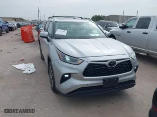 2021 Toyota Highlander XLE with VIN 5TDGZRAH5MS086499, listed as a IAAI auction lot 41748889 with 51,465 mi miles. Bid and sale history available at carsss.com. Image 1.