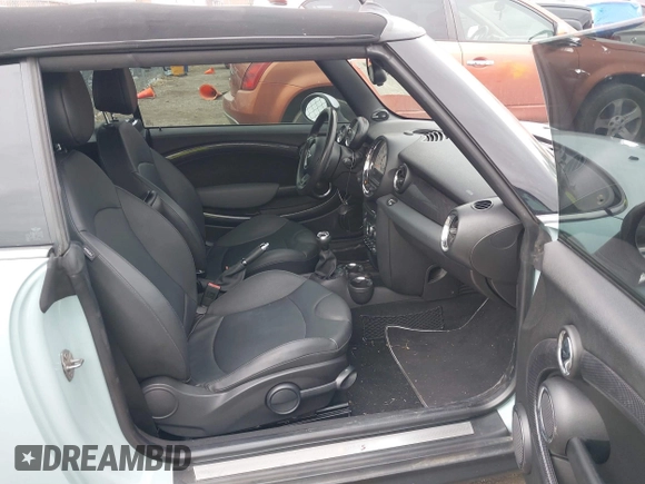2011 MINI Convertible S с VIN WMWZP3C5XBTX84469, выставлен на аукционе IAAI как лот 41738707 с пробегом 77 464 миль миль и . История ставок и продаж доступна на DreamBid. Изображение 5.