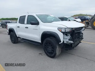 2024 Chevrolet Colorado 4WD Trail Boss z VIN 1GCPTEEK8R1242233, wystawiony jako IAAI lot #42364694 z przebiegiem 4 138 mil mil oraz . Historia ofert i sprzedaży dostępna na DreamBid. Obrazek 1.