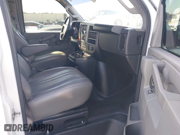 2022 GMC Savana Cargo Van with VIN 1GTW7AF75N1149215, listed as a IAAI auction lot 41307350 with 117,793 mi miles. Bid and sale history available at carsss.com. Image 5.