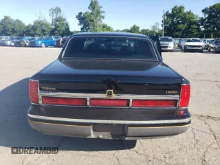 1997 Lincoln Town Car Signature z VIN 1LNLM82W0VY755395, wystawiony jako Copart lot #60832324 z przebiegiem 143 323 mil mil oraz Szkody całkowita. Historia ofert i sprzedaży dostępna na DreamBid. Obrazek 6.