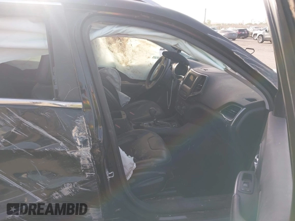 2019 Jeep Cherokee Latitude Plus с VIN 1C4PJLLB5KD300798, выставлен на аукционе IAAI как лот 42257063 с пробегом 155 039 миль миль и . История ставок и продаж доступна на DreamBid. Изображение 5.
