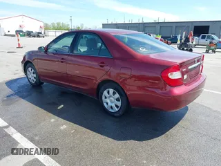2004 Toyota Camry LE z VIN 4T1BE32K94U310300, wystawiony jako IAAI lot #42208680 z przebiegiem 104 701 mil mil oraz . Historia ofert i sprzedaży dostępna na DreamBid. Obrazek 3.