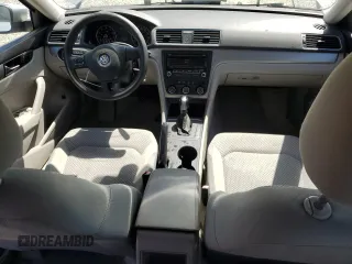 2014 Volkswagen Passat S z VIN 1VWAS7A37EC027201, wystawiony jako Copart lot #53064565 z przebiegiem 105 824 mil mil oraz Szkody całkowita. Historia ofert i sprzedaży dostępna na DreamBid. Obrazek 8.