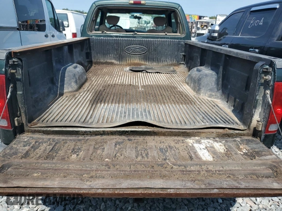 2002 Ford F-250 XL z VIN 1FTNX21F92EA00598, wystawiony jako Copart lot #58231845 z przebiegiem 178 784 mil mil oraz Szkoda całkowita • Salvage title. Historia ofert i sprzedaży dostępna na DreamBid. Obrazek 10.