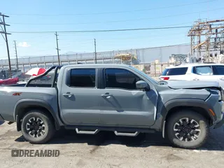 2023 Nissan Frontier Pro-4X z VIN 1N6ED1EKXPN641323, wystawiony jako IAAI lot #42227180 z przebiegiem 25 199 mil mil oraz . Historia ofert i sprzedaży dostępna na DreamBid. Obrazek 13.