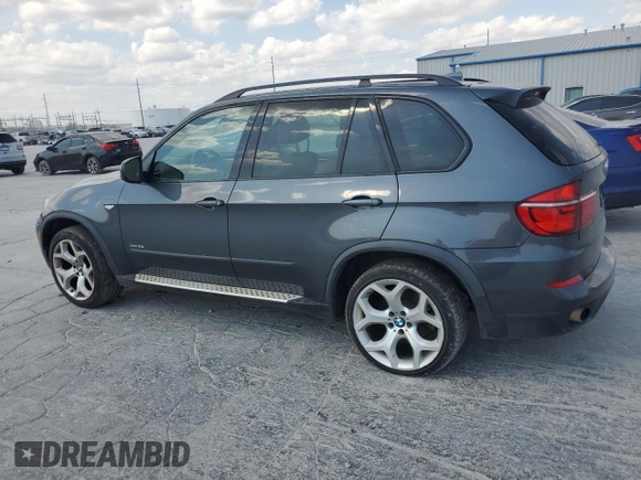 2013 BMW X5 xDrive35i z VIN 5UXZV4C54D0B14923, wystawiony jako Copart lot #50929385 z przebiegiem 249 533 mil mil oraz Tytuł czysty. Historia ofert i sprzedaży dostępna na DreamBid. Obrazek 2.