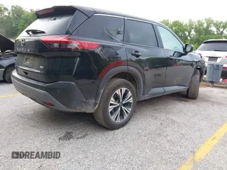 2023 Nissan Rogue SV z VIN JN8BT3BA7PW421121, wystawiony jako IAAI lot #42335059 z przebiegiem 57 866 mil mil oraz . Historia ofert i sprzedaży dostępna na DreamBid. Obrazek 4.