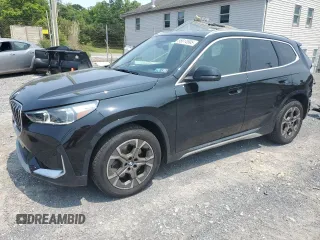 2025 BMW X1 xDrive28i z VIN WBX73EF09S5061608, wystawiony jako Copart lot #58814995 z przebiegiem 6612 mil mil oraz Szkody całkowita. Historia ofert i sprzedaży dostępna na DreamBid. Obrazek 1.