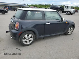 2009 MINI Hardtop z VIN WMWMF33559TW70161, wystawiony jako Copart lot #58711205 z przebiegiem 136 887 mil mil oraz Tytuł czysty. Historia ofert i sprzedaży dostępna na DreamBid. Obrazek 3.
