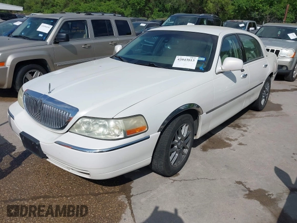2003 Lincoln Town Car Cartier z VIN 1LNHM83WX3Y635492, wystawiony jako IAAI lot #42043813 z przebiegiem 98 120 mil mil oraz . Historia ofert i sprzedaży dostępna na DreamBid. Obrazek 2.