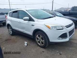 2013 Ford Escape SE z VIN 1FMCU9GX7DUB35351, wystawiony jako IAAI lot #42550307 z przebiegiem 162 374 mil mil oraz . Historia ofert i sprzedaży dostępna na DreamBid. Obrazek 1.