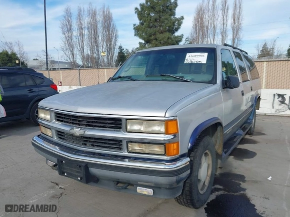 1997 Chevrolet Suburban with VIN 1GNFK16R2VJ365448, listed as a IAAI auction lot 41689906 with 228,151 mi miles. Bid and sale history available at carsss.com. Image 6.
