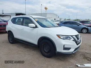 2017 Nissan Rogue SV z VIN KNMAT2MT9HP520132, wystawiony jako IAAI lot #42053408 z przebiegiem 91 867 mil mil oraz . Historia ofert i sprzedaży dostępna na DreamBid. Obrazek 1.