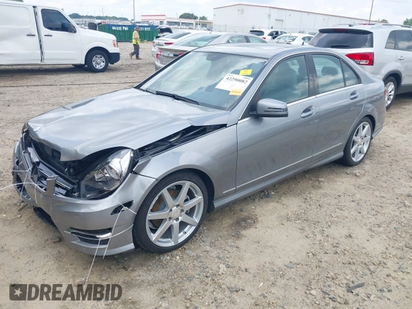 2014 Mercedes-Benz C 250 Sport z VIN WDDGF4HB6EA942040, wystawiony jako IAAI lot #42290082 z przebiegiem 91 327 mil mil oraz . Historia ofert i sprzedaży dostępna na DreamBid. Obrazek 17.