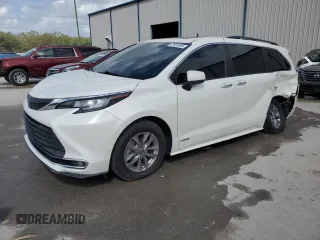 2021 Toyota Sienna XLE with VIN 5TDYRKEC0MS061455, listed as a Copart auction lot 47633565 with 64,782 mi miles and Salvage Title. Bid and sale history available at carsss.com. Image 1.