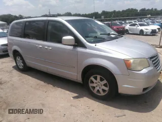 2010 Chrysler Town & Country Touring z VIN 2A4RR5D15AR329095, wystawiony jako IAAI lot #42367682 z przebiegiem 178 354 mil mil oraz . Historia ofert i sprzedaży dostępna na DreamBid. Obrazek 1.