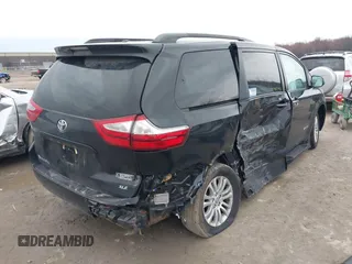 2017 Toyota Sienna XLE Auto Access Seat with VIN 5TDYZ3DC6HS826682, listed as a IAAI auction lot 41932138 with 33,827 mi miles. Bid and sale history available at carsss.com. Image 4.