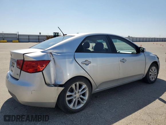 2010 Kia Forte EX z VIN KNAFU4A24A5054277, wystawiony jako Copart lot #56007995 z przebiegiem 218 782 mil mil oraz Szkody całkowita. Historia ofert i sprzedaży dostępna na DreamBid. Obrazek 3.