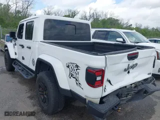 2020 Jeep Gladiator Overland with VIN 1C6HJTFGXLL162427, listed as a IAAI auction lot 41962432 with 32,354 mi miles. Bid and sale history available at carsss.com. Image 3.