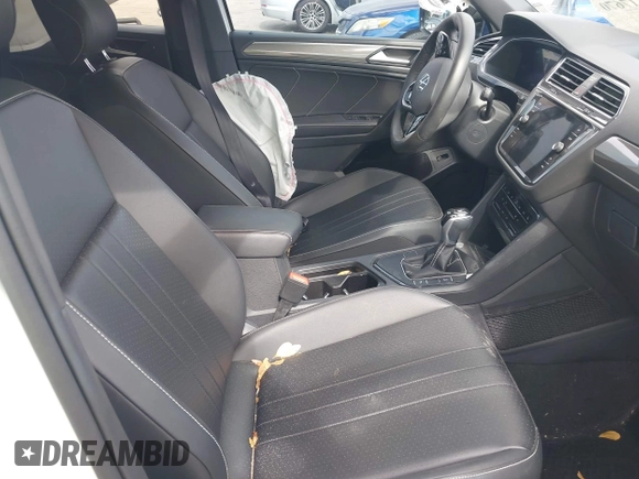 2024 Volkswagen Tiguan SE R-Line Black with VIN 3VVCB7AX6RM093792, listed as a IAAI auction lot 42117670 with 15,379 mi miles and . Bid and sale history available at DreamBid. Image 5.