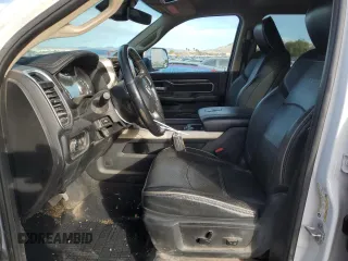 2020 Ram 3500 Laramie z VIN 3C63R3MLXLG293695, wystawiony jako Copart lot #45008095 z przebiegiem 102 028 mil mil oraz Szkoda całkowita • Salvage title. Historia ofert i sprzedaży dostępna na DreamBid. Obrazek 7.