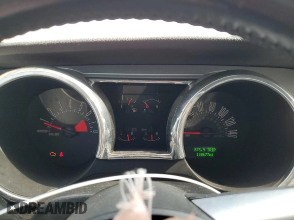 2005 Ford Mustang GT Deluxe z VIN 1ZVHT82H555100792, wystawiony jako Copart lot #57918045 z przebiegiem 130 677 mil mil oraz Czysty tytuł • Clean title. Historia ofert i sprzedaży dostępna na DreamBid. Obrazek 9.