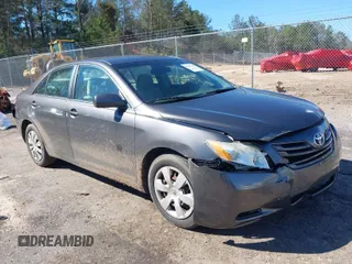 2008 Toyota Camry LE z VIN 4T4BE46K18R015493, wystawiony jako IAAI lot #41653700 z przebiegiem 142 427 mil mil oraz . Historia ofert i sprzedaży dostępna na DreamBid. Obrazek 1.