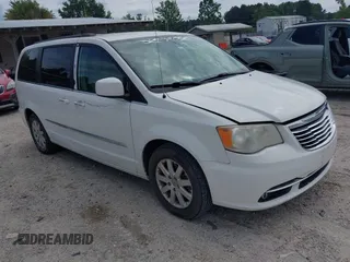 2013 Chrysler Town & Country Touring z VIN 2C4RC1BGXDR726667, wystawiony jako IAAI lot #42367818 z przebiegiem 211 372 mil mil oraz . Historia ofert i sprzedaży dostępna na DreamBid. Obrazek 1.